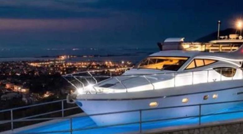 Ελληνας δεν άντεξε τα έξοδα του γιοτ: Το «πάρκαρε» σε πισίνα και το νοικιάζει ως κατάλυμα!